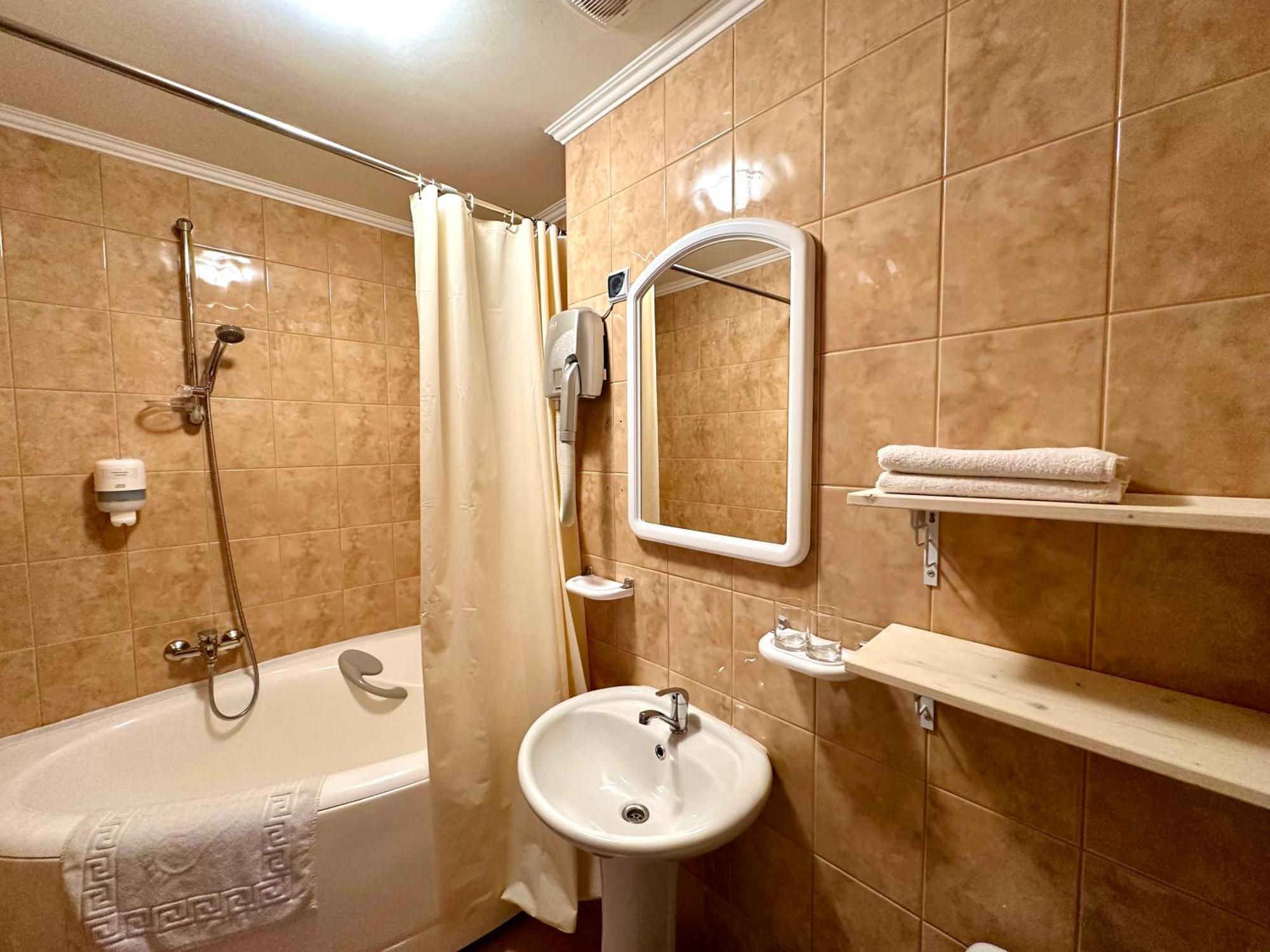 Cill Easy Hotel With Self Check-In Ādaži Bagian luar foto
