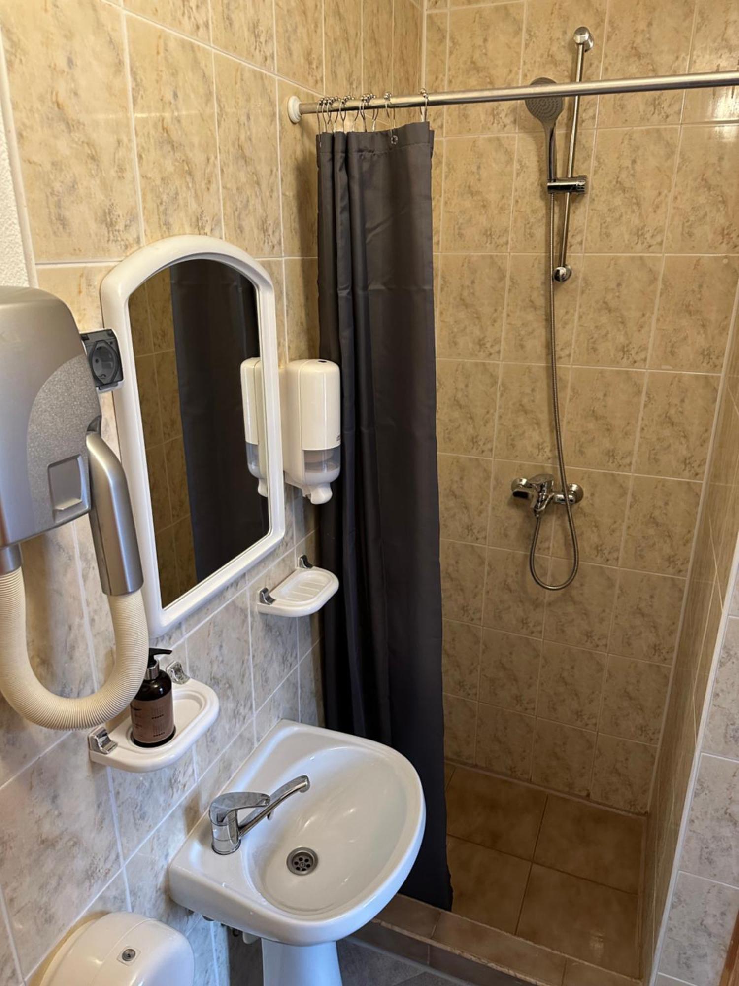 Cill Easy Hotel With Self Check-In Ādaži Bagian luar foto